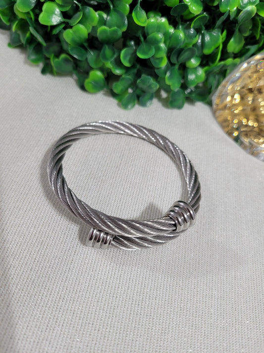 Pulsera Bangle Entrelazada