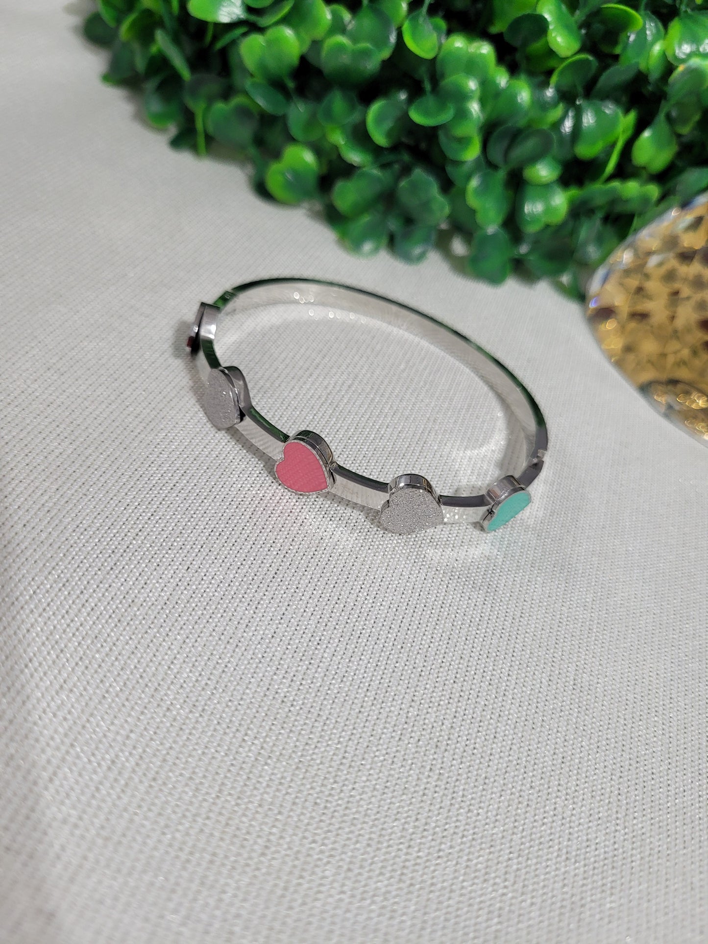 Pulsera Bangle Con Corazones